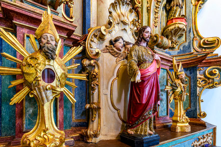 Baroque art is present in the historical churches of Minas Gerais.