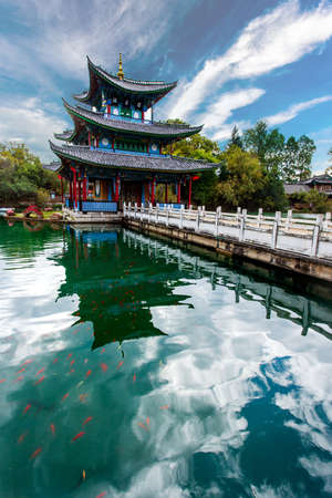 Beautiful view of the Jade Dragon Snow Mountain and the Suacui Bridge over the Black Dragon Pool in the Jade Spring Park, Lijiang, Yunnanのeditorial素材