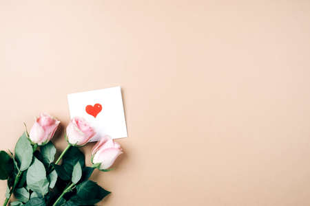 Beige banner with a bouquet of roses and a love note. Design for Valentine's day, space for textの写真素材