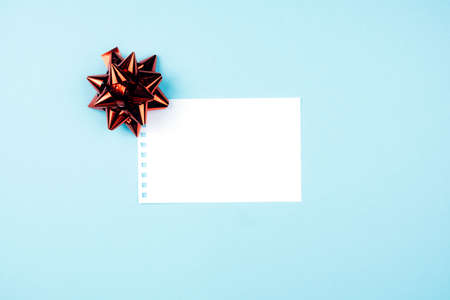 Blue background with gift bow and Notepad for Valentine's day. Space for textの写真素材