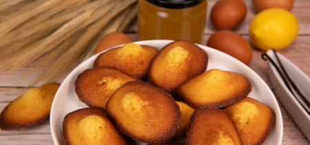 Delicious madeleine cake flavoured with honey, lemon and vanilla