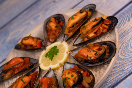 RECIPE FOR SPANISH MUSSELS WITH CHORIZO, WHITE WINE SAUCE, PEPPER, TOMATO, ONION
