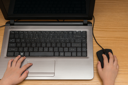 kid using a laptop with mouseのeditorial素材