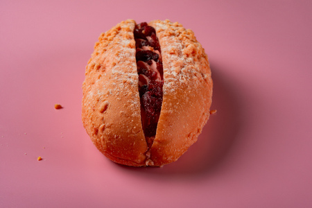 front view strawberry flavor bread on pinkの写真素材