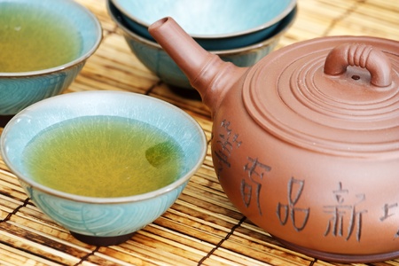 Close up of a asian teapot and few teacups.のeditorial素材