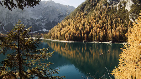 A Serene Autumn Landscape Showcasing Colorful Reflections in a Tranquil Lake Settingの写真素材