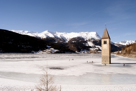 frozen lake in winter with views of the mountainsの写真素材