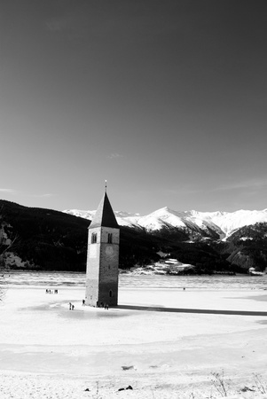 frozen lake in winter with views of the mountainsの写真素材