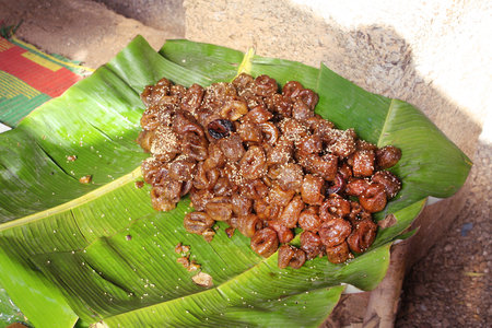 Traditional asian street food - Grilled clams with sesame seeds on green palm leaf, Myanmar (Burma), Southeast Asia. Fresh sea food on street fish marketの写真素材