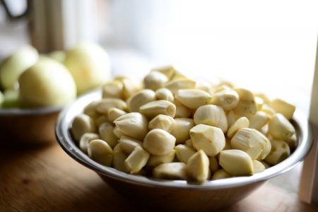 Raw Galic in bowlの写真素材
