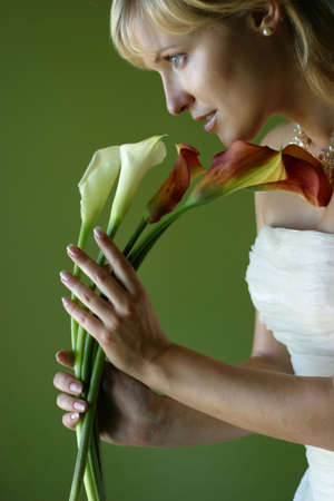 Five andamp,ntilde,allas in hands of the beautiful bride on a green backgroundの写真素材