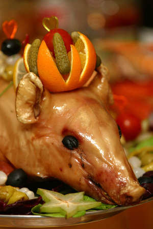  It is baked a pig decorated with fruit and vegetablesの写真素材