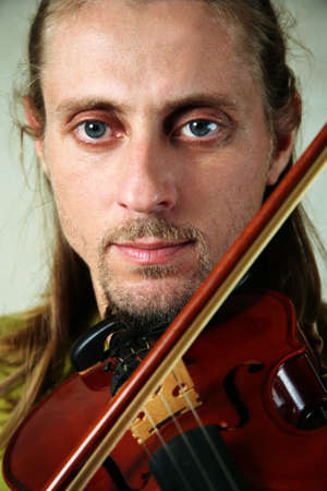 The man playing its violin close-up