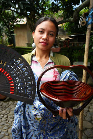 Bali. Indonesia, 24 February 2008: The Indonesian girl sells souvenirs. Bali on Bali 24 February. Indonesiaのeditorial素材