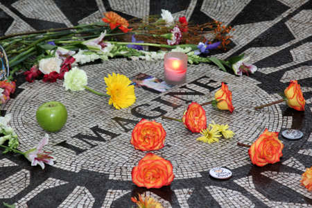 NEW YORK, USA - 9 OCTOBER: Admirers recollect John Lennon in his 72-nd birthday in Central Park, Strawberry Fields 9 october 2012, New Yorkのeditorial素材