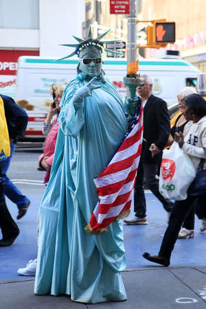 NEW YORK CITY - MAY 17, 2013: Artist imitating Statue of Liberty on a Time Square 17 May 2013, New York, Manhattanのeditorial素材