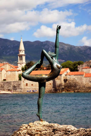 BUDVA - MAY 09: Monument to the Ballerina expecting for the favourite seaman
- a monument stands on road on beach Mogren. May 09, 2010 in Budva, Montenegro.のeditorial素材
