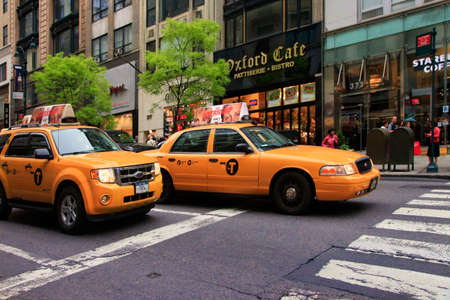 NEW YORK CITY, NEW YORK, USA - MAY 19, 2013: Taxis Piled Up In Traffic On 5th Avenue, Manhattan In Front Of The Oxford Cafe. New Yorkのeditorial素材