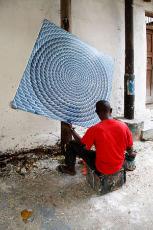 Stone Town, Zanzibar, Tanzania - December 30, 2015:  The artist paints a picture of the street Stone Town, Zanzibarのeditorial素材