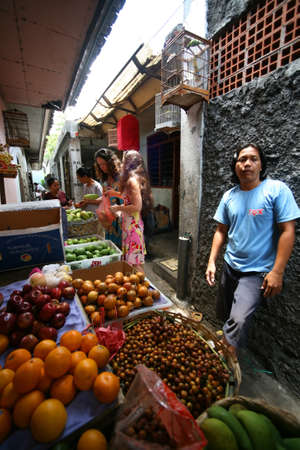 Bali, Indonesia - October 24, 2007: Residents of Bali are selling fruit on the open market on the streets of Bali. Indonesiaのeditorial素材