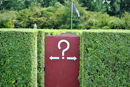 door with question mark and two arrows pointing in different directions indicating a choice to go any direction.の写真素材