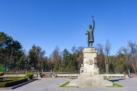 Monument statue of stefan cel mare si sfant, the great and holy, chisinau, moldova, blue skyの写真素材
