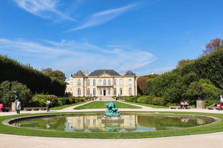 PARIS, FRANCE - SEPTEMBER 11, 2015: Rodin museum building with reflection in fountain water, blue skyのeditorial素材