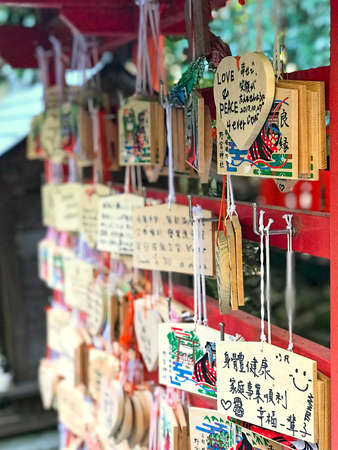 Daylight view to japanese greetings wooden signs souvenirs for sale. Side View. Kyoto, Japanのeditorial素材