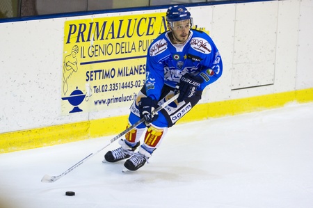 MILAN, DECEMBER, 8:M Zanatta (HC Cortina  during  H.C. Milan - H.C. Cortina in Italian Ice Hockey Premier League on December 8,  2012, Milanのeditorial素材