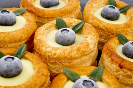 blueberries voulevant in black platの写真素材