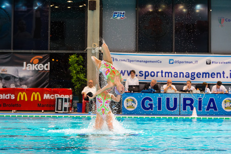 MANTOVA - FEBRUARY 19:    BPM Sport Management   Synchronized swimming team performing in Italian Meeting  on February 19, 2015  in Mantova, Italy.のeditorial素材