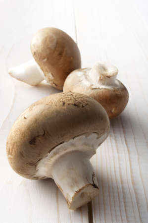 Champignons on tableの写真素材