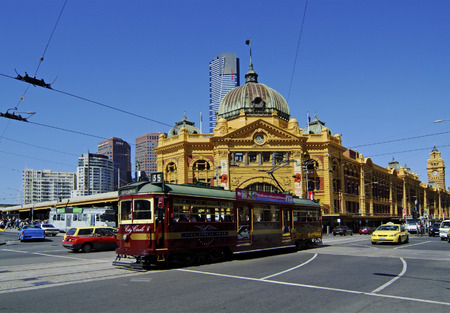 Melbourne Australia November 09th 2006: Flinders Street Station and City Circle Tramのeditorial素材