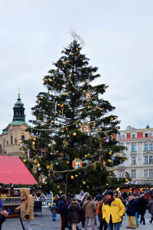 Prague, Czech Republic - December 2nd 2015: Unidentified people on Christmas market on old town square with Christmas treeのeditorial素材