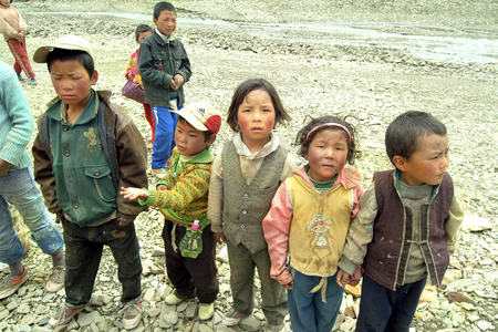 China - July 9th 2004: Unidentified children in the rural area of Tingri tablelandのeditorial素材
