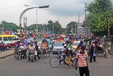 Dhaka, Bangladesh - Setember 17th 2007: Unidentified people on road with car, bikes and rickshaws, usual traffic in the capitalのeditorial素材