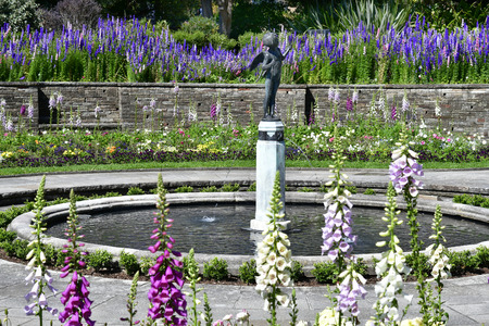 Sydney, NSW, Australia - October 28,2017: Fountain and flower beds in Royal Botanic Garden in the capital of New South Walesのeditorial素材