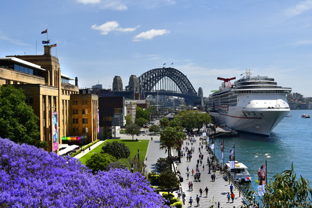 Sydney, NSW, Australia - October 28, 2017: Unidentified people on Circular Quay with cruise ship, museum of contemporary art and Harbour Bridge behindのeditorial素材