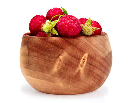 Raspberry lie a handful on a berries in traditional finnish birch cup, isolated over white background の写真素材