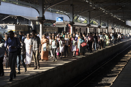 Sri Lanka, Colombo, February 2017, Crowds waiting on Kandy railway station, EDITOIRIALのeditorial素材