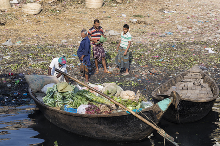 Dhaka, Bangladesh, February 24 2017: Goods handling of fruits and vegetables at the Buriganga River in Dhaka Bangladeshのeditorial素材