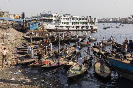 Dhaka, Bangladesh, February 24 2017: Small rowboats are waiting for passengers on the banks of the Buriganga River in Dhaka Bangladeshのeditorial素材