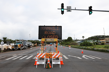 Pahoa, Hawaii, United States, June 5 2018: Because of a volcanic eruption of the volcano Kilauea closed road in Pahoa. The police check all vehicles for their transit authorization.のeditorial素材