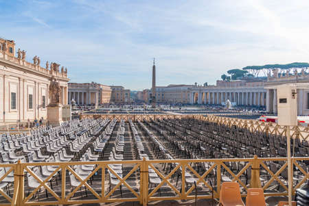 VATICAN CITY, VATICAN - 22 OCTOBER 2019: Worshippers gather in St. Peter's Square at the Vaticanのeditorial素材
