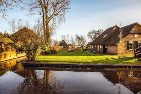 GIETHOORN, NETHERLANDS - JANUARY 20, 2016: Old cozy house with thatched roof on January 20, 2016 in Giethoorn, Netherlands.のeditorial素材