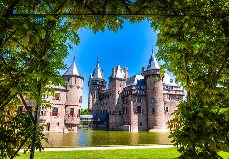 General view of the Castle de Haar - the largest castle in the Netherlands. It was built by the master of the Dutch Neo-Gothic by Kuipers for members of the Rothschild family.のeditorial素材