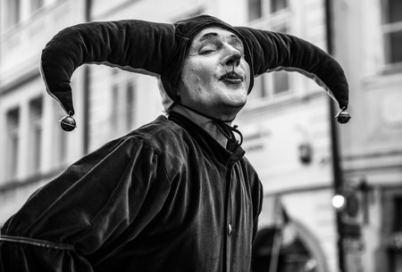 PRAGUE, CZECH REPUBLIC - OCTOBER 21, 2018: Street artist in old costume of Jester.のeditorial素材