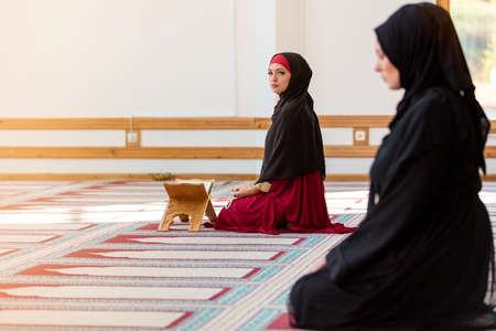 Two Muslim women prayingの写真素材