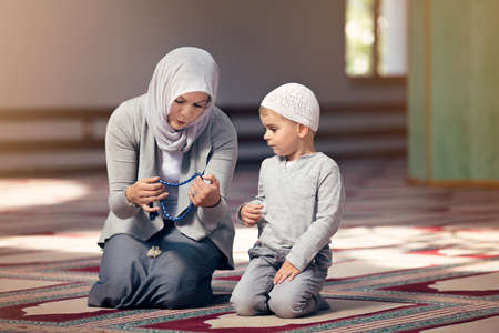 Muslim mother teach her son praying inside the mosqueの写真素材