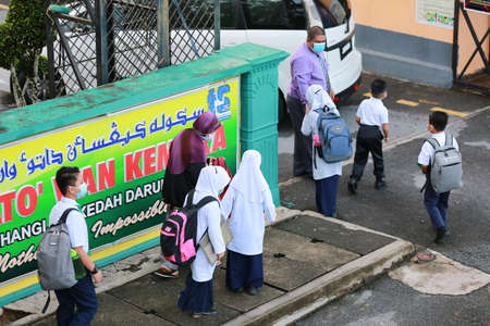 Kedah/Malaysia-September 9 2020: Students wearing face masks following restrictions to halt the spread of the COVID-19 at Primary School in Alor Setar Kedah.のeditorial素材